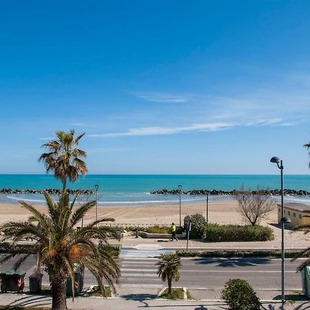 Appartamento Di Antonio Fronte Mare Монтесильвано Экстерьер фото