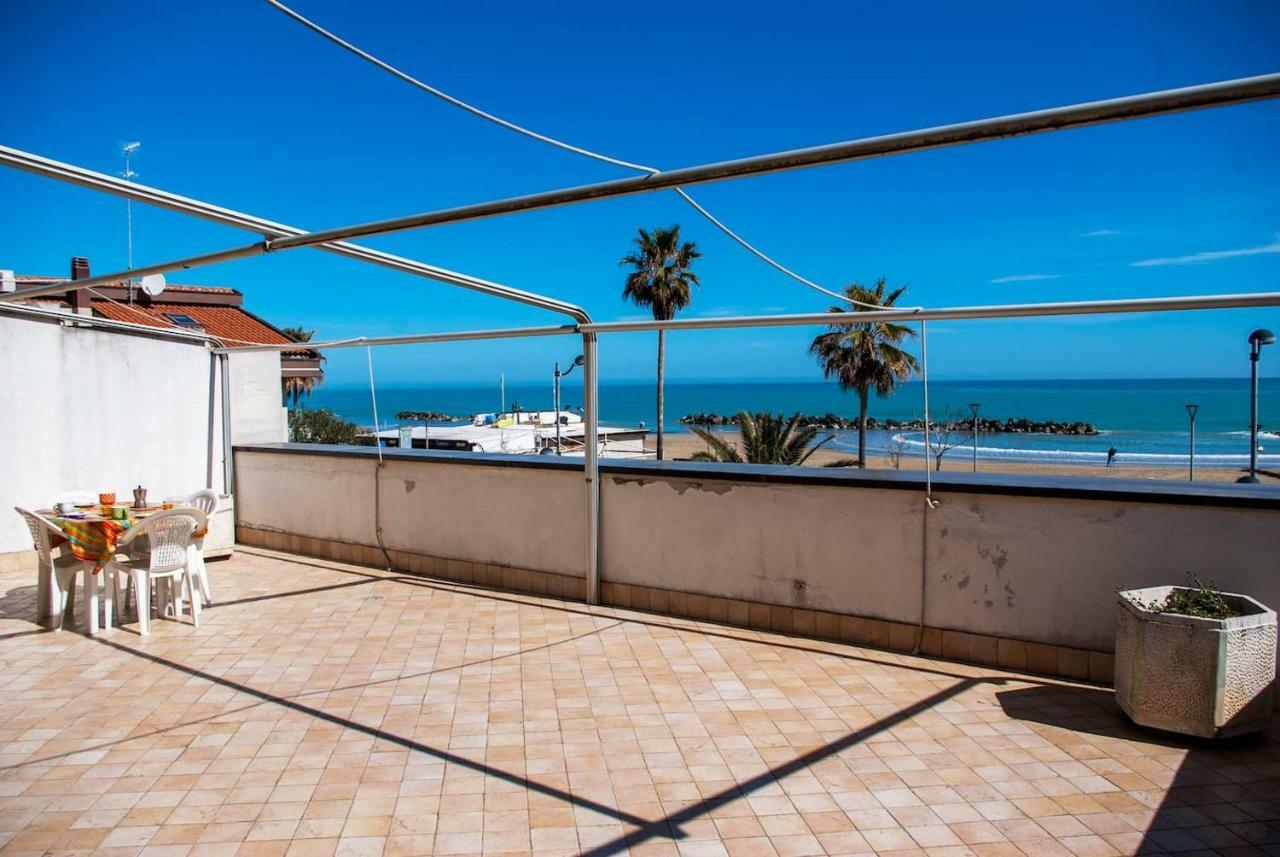 Appartamento Di Antonio Fronte Mare Монтесильвано Экстерьер фото