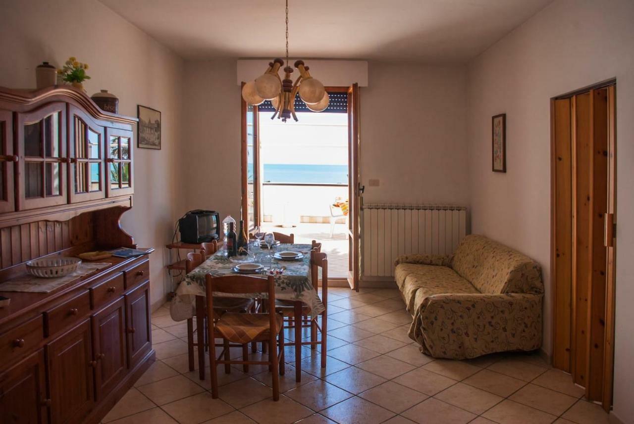Appartamento Di Antonio Fronte Mare Монтесильвано Экстерьер фото